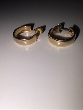 ❤️‍🔥3/10$❤️‍🔥 Classic Gold Tone Half-Hoop Stud Earrings